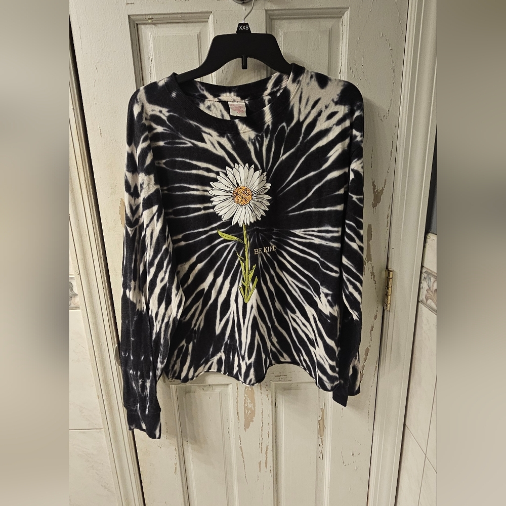A daisy black and white shirt XL(15-17)